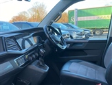 Volkswagen Caravelle Image 2