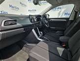 Volkswagen T-Roc Image 2