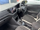 Volkswagen T-Roc Image 2